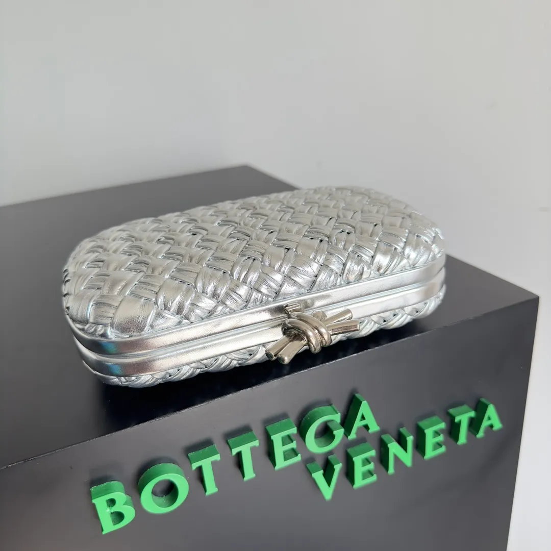 Batch 1860 BV Knot | The classic return of the evening bag. Original leather ➕ Stainless steel hardware ➕ 24k real gold plating ➕ Fully handmade. Those who know the history of our brand should have heard that the knot is a story of Bottega Veneta, and it is also one of the more important design elements. Matthieu Blazy's work this season sublimates Knot's classics, with a new knot design and a woven shoulder strap, plus Fouland Intreccio's weaving technology, adding some fashion to the retro and nostalgic feel of the past. Style number: 717622 Size: 20.5*6*12.5
